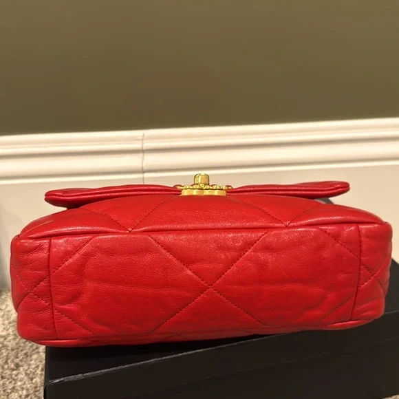 CHANEL 19 red small quilted lamb skin with two tone hardware in excellent cond - Picture 4 of 8